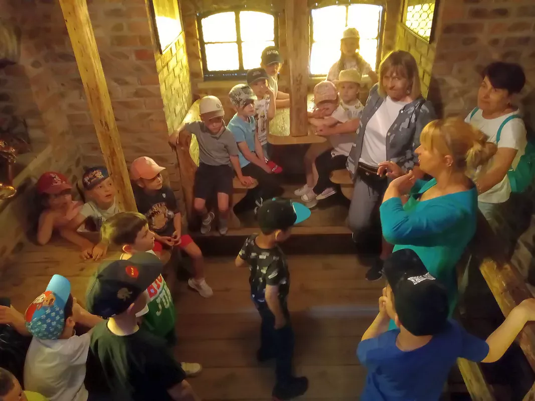 Prowadząca opowiada dzieciom historię o Wieży smoka