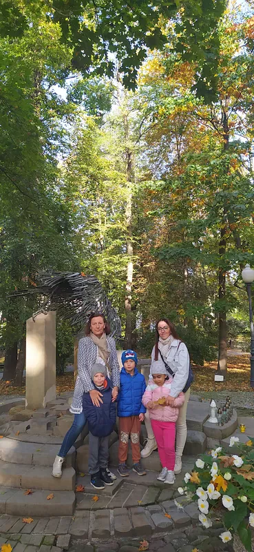 Przed pomnikiem Nieznanego Żołnierza stoją: pani Basia, Ksawery, Eryk, Luiza i pani Jola