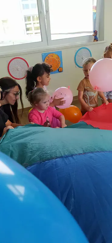 Z okazji Dnia Przedszkolaka dzieci z grupy Biedronki bawiły się wspólnie z grupą Słoneczka
