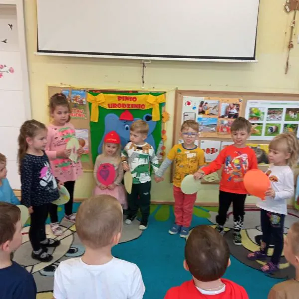 Dzieci śpiewają Lence urodzinową piosenkę