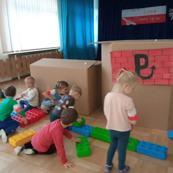 Dzieci podczas zabawy konstrukcyjnej – „Budujemy barykady”