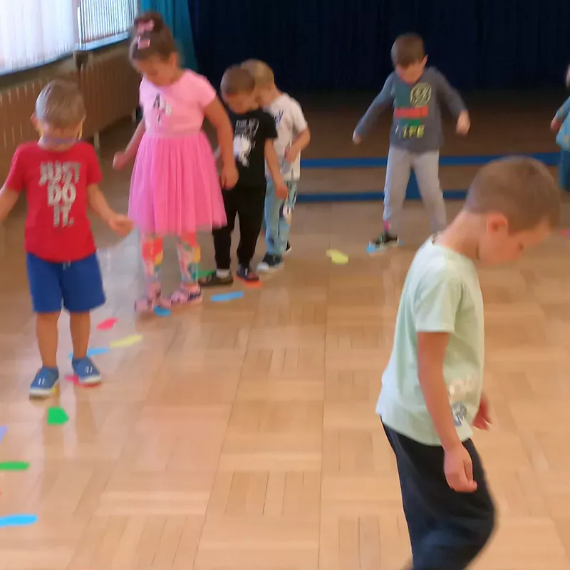 Dzieci podczas zabawy – tor przeszkód – Chodzimy po śladach stóp