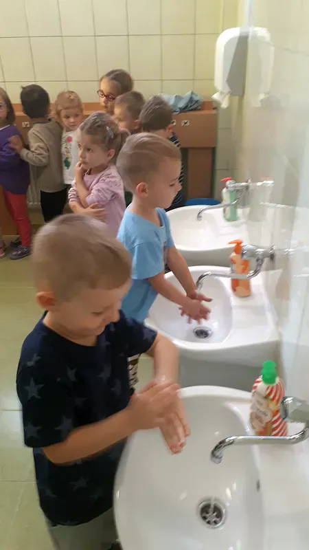 Igor i Oluś myją rączki