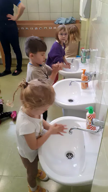 Matylda, Nikodem i Pola myją rączki