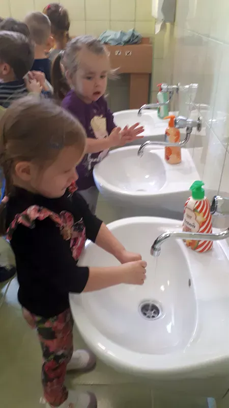 Milenka i Bianka myją rączki