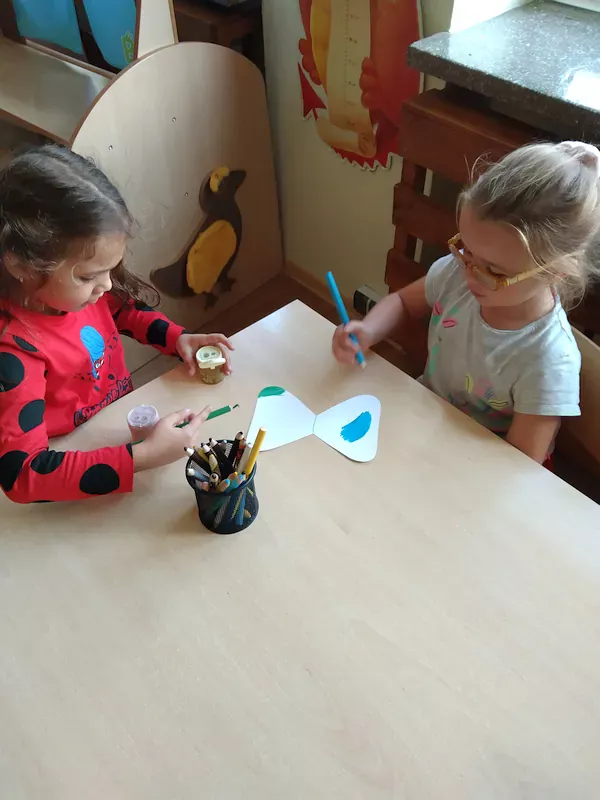 Eliza i Julia kolorują muchę.