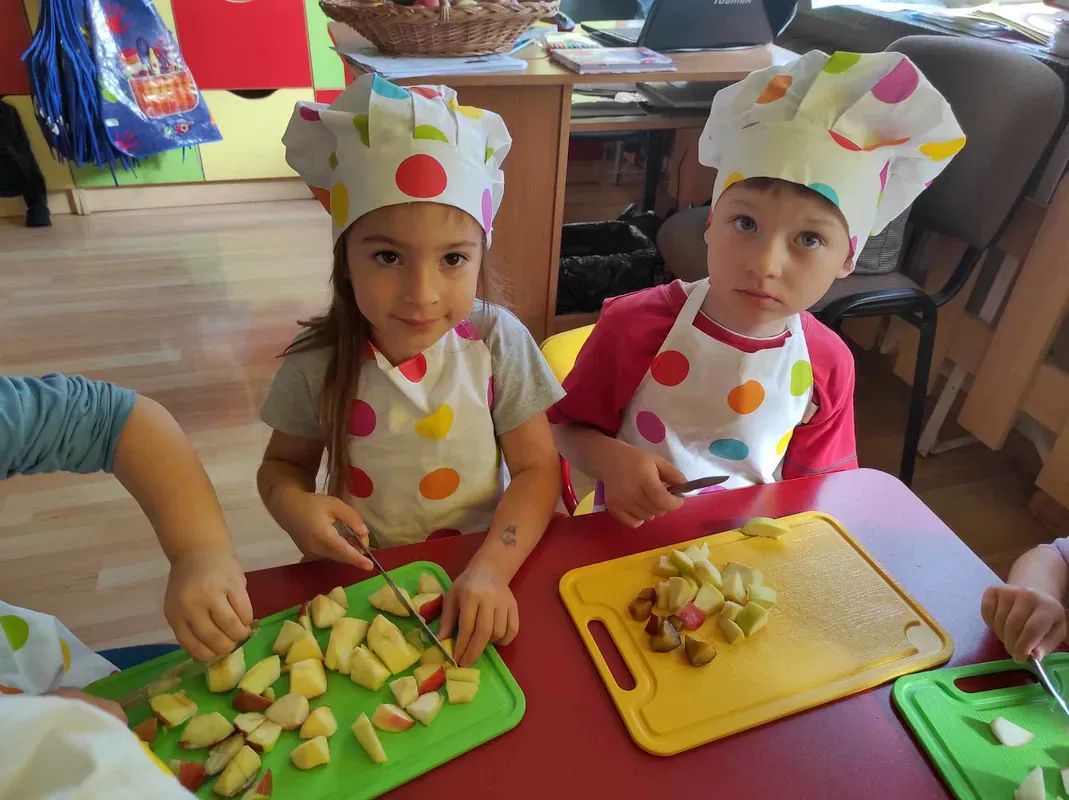 Dzieci kroją owoce na sałatkę