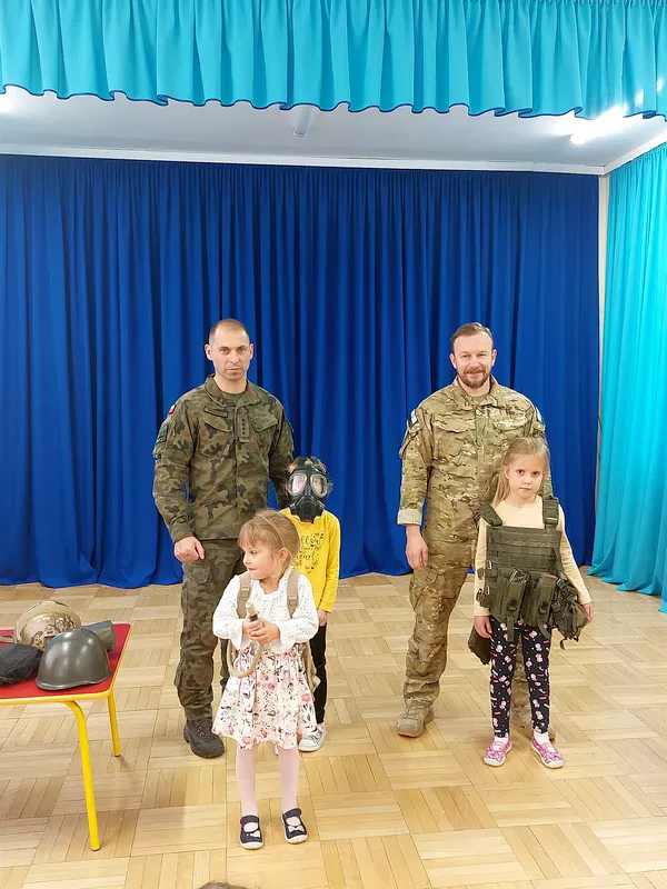 Zuzia, Milenka, Kaja i żołnierze