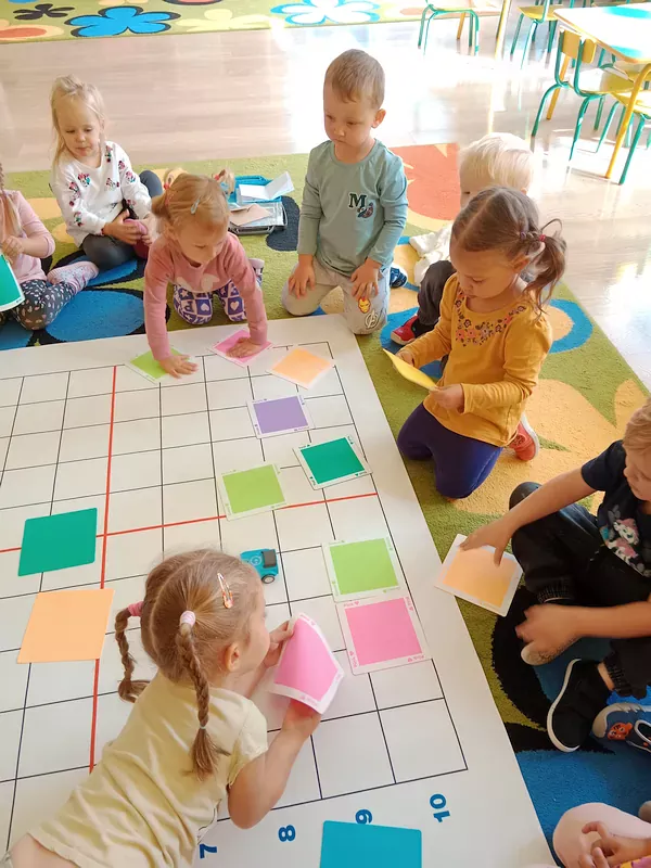 Dzieci poznają materiał, z którego wykonane są karty do kodowania