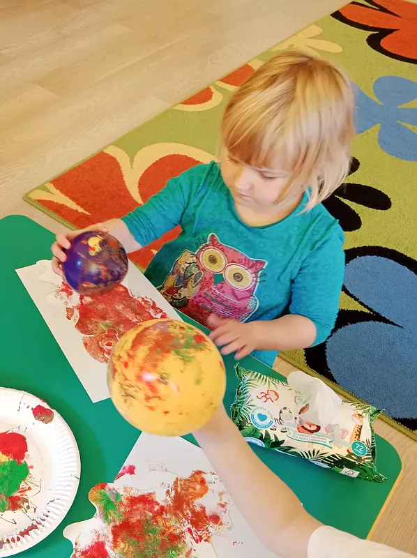 Emma maluje balonem szablon liścia