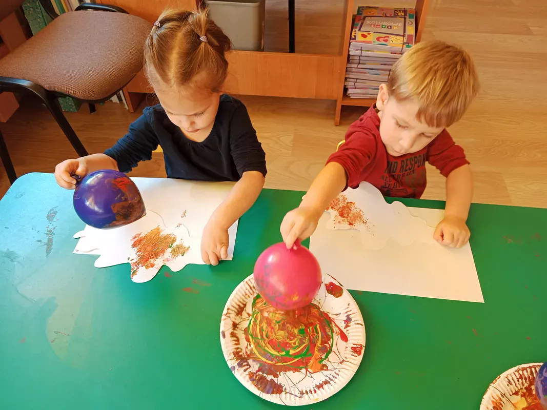 Julianka i Wiktorek malują balonami szablon liścia