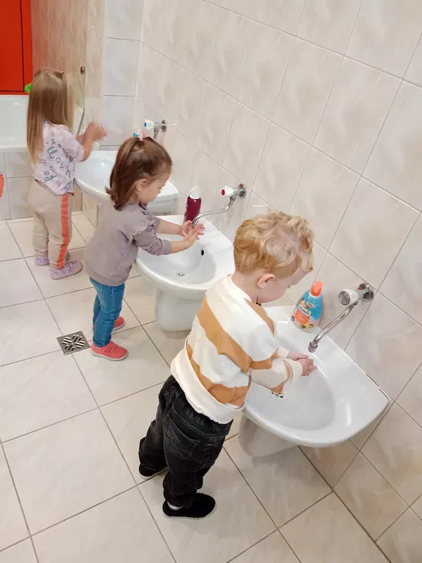 Antoś, Julianka i Lena myją rączki