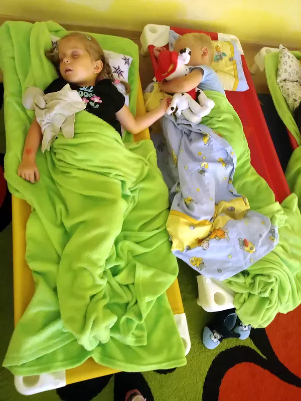 Ala i Antek z przytulankami śpią na leżaczkach