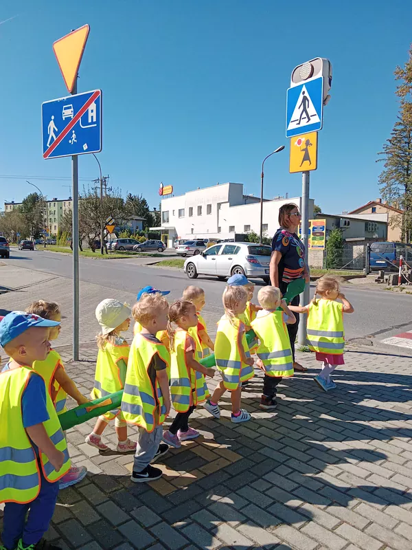 Dzieci przygotowują się do przejścia przez jezdnię