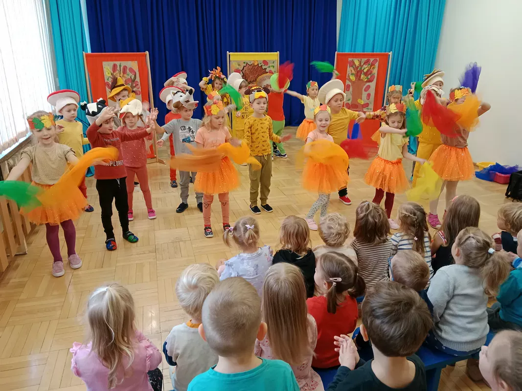 Dzieci z grupy Słoneczka śpiewają jesienna piosenkę na zakończenie przedstawienia