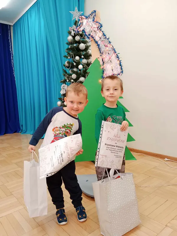 Oskar i Krystian, z grupy Zajączki, nagrodzeni w konkursie na Najpiękniejszy Stroik Świąteczny