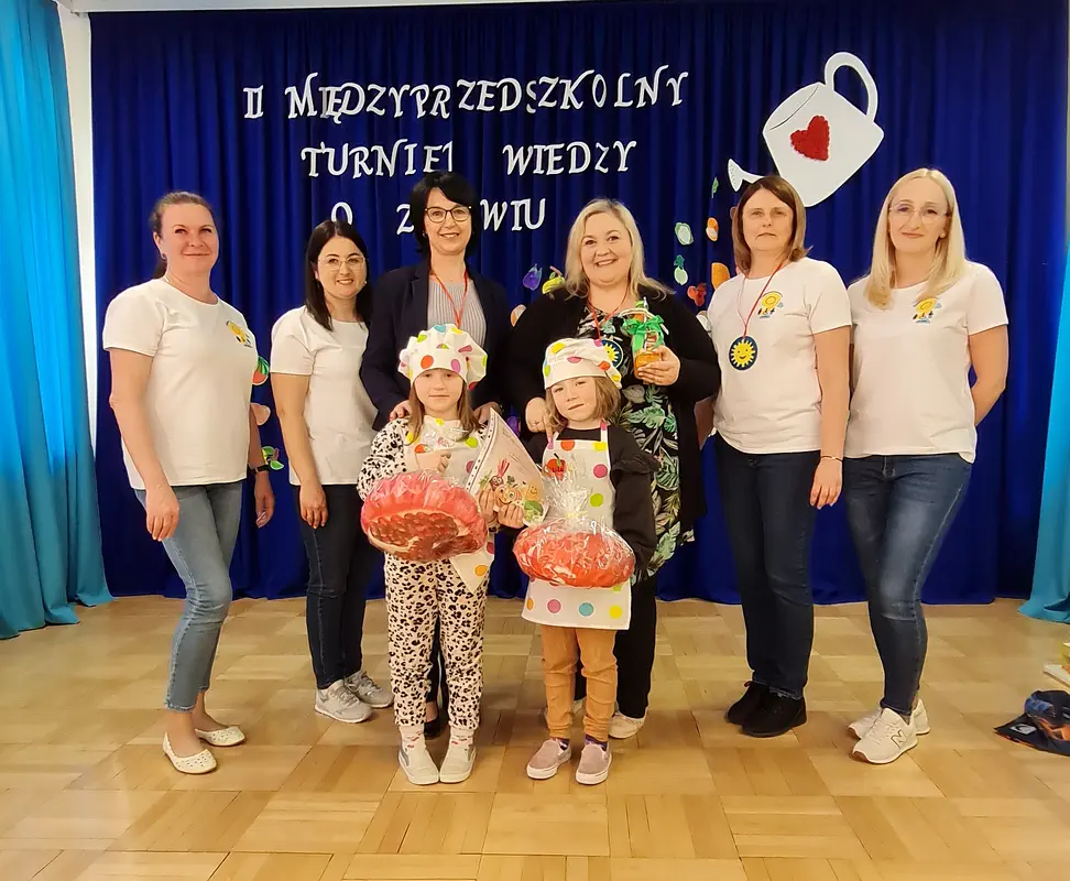 Lilianna Pikuła i Julia Stachnik, z grupy Słoneczka, nagrodzone w II Międzyprzedszkolnym Turnieju Wiedzy o Zdrowiu z organizatorkami i nauczycielką