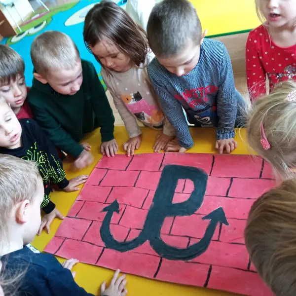 Dzieci poznają znak Polski Walczącej