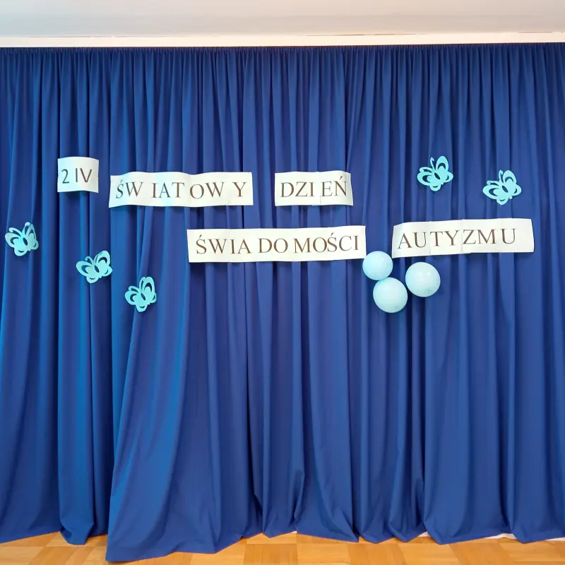 dekoracja tematyczna- na niebieskim tle napis: Światowy Dzień Świadomości Autyzmu
