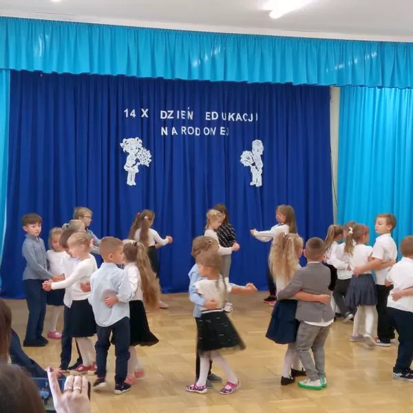 Dzieci z grupy Żabki podczas tańca