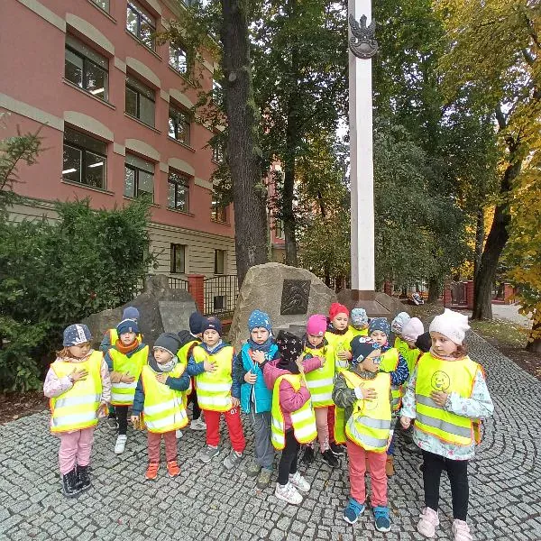 Grupa Misie przy pomniku-obelisku - składa hołd poległym