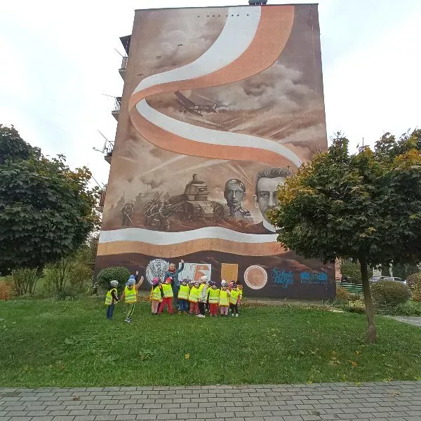 Grupa Misie przy muralu - zdjęcie zbiorowe