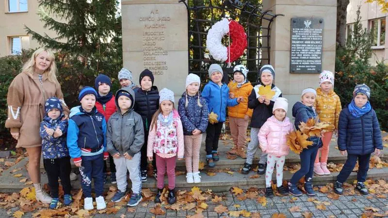 Grupa Tygryski przy pomniku żołnierzy AK