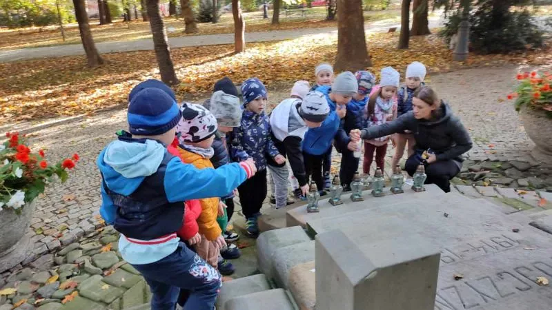 Grupa Tygryski przy pomniku - Grobie Nieznanego Żołnierza zapala znicze