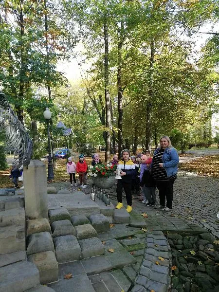 Grupa Słoneczka pomniku - Grobie Nieznanego Żołnierza zapala znicze