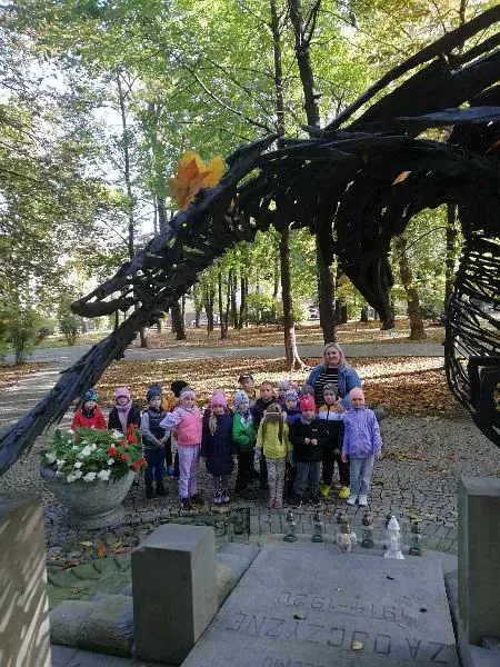 Grupa Słoneczka przy pomniku - Grobie Nieznanego Żołnierza-składa hołd