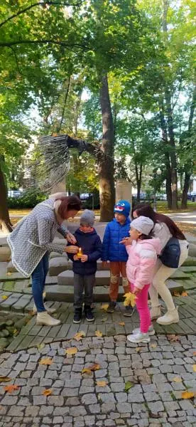 Grupa Biedronki przy pomniku - Grobie Nieznanego Żołnierza zapala znicze