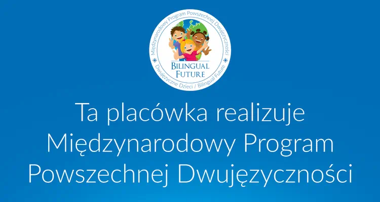 na niebieskim tle logo programu i napis: Ta placówka realizuje Międzynarodowy Program Powszechnej Dwujęzyczności